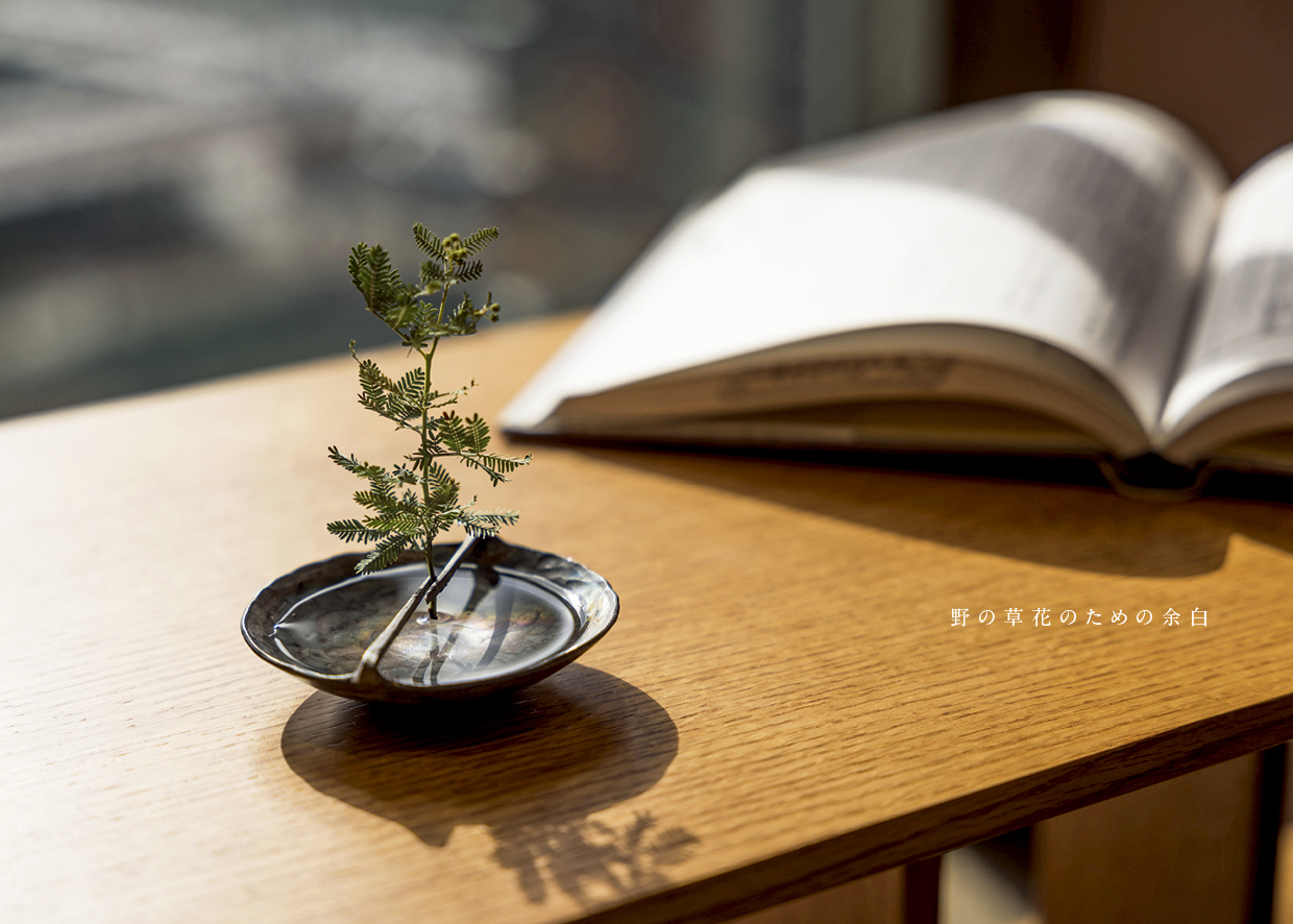 草花も生けられるお香立て